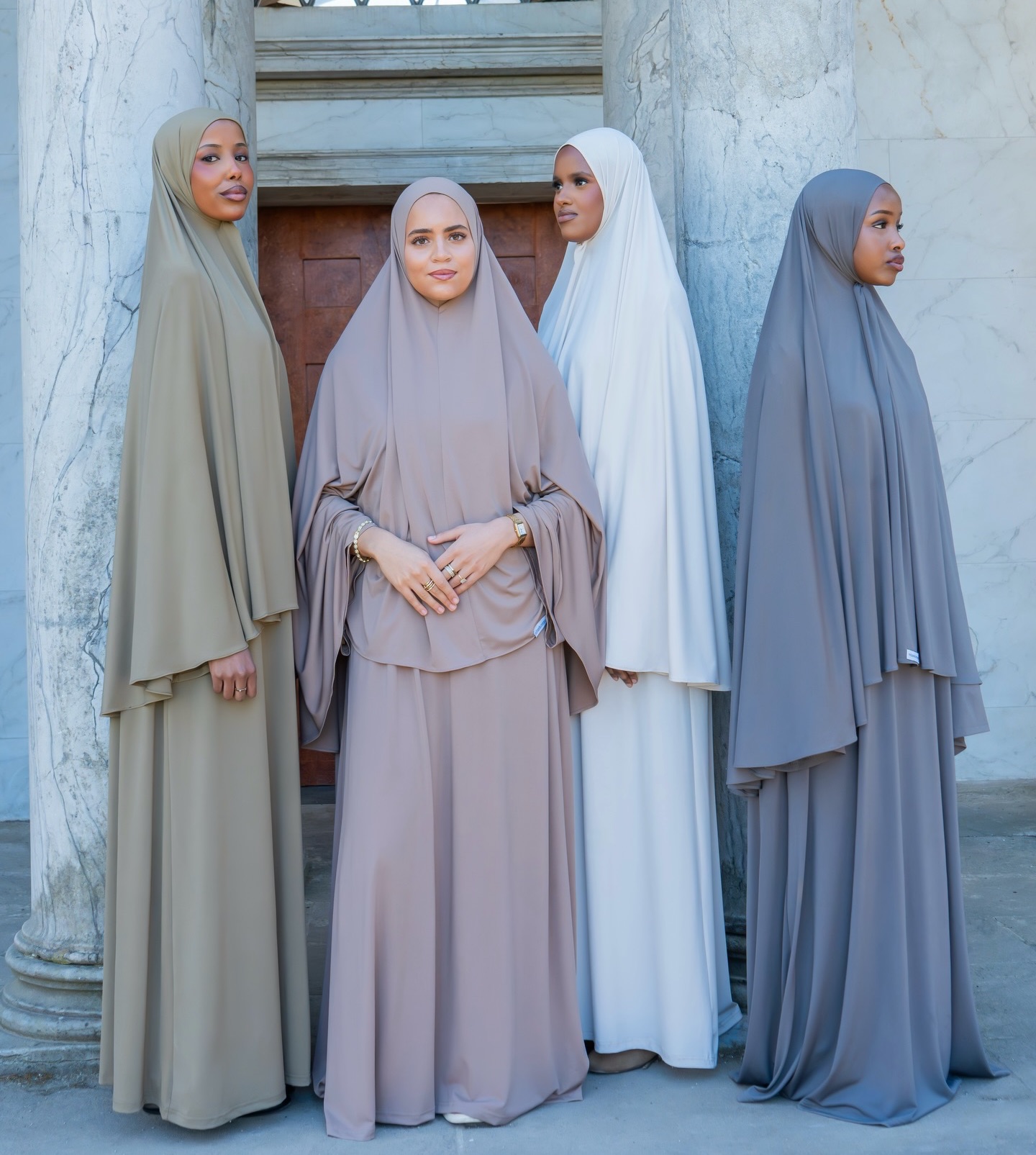 Fire modeller iført khimar sæt i neutrale toner