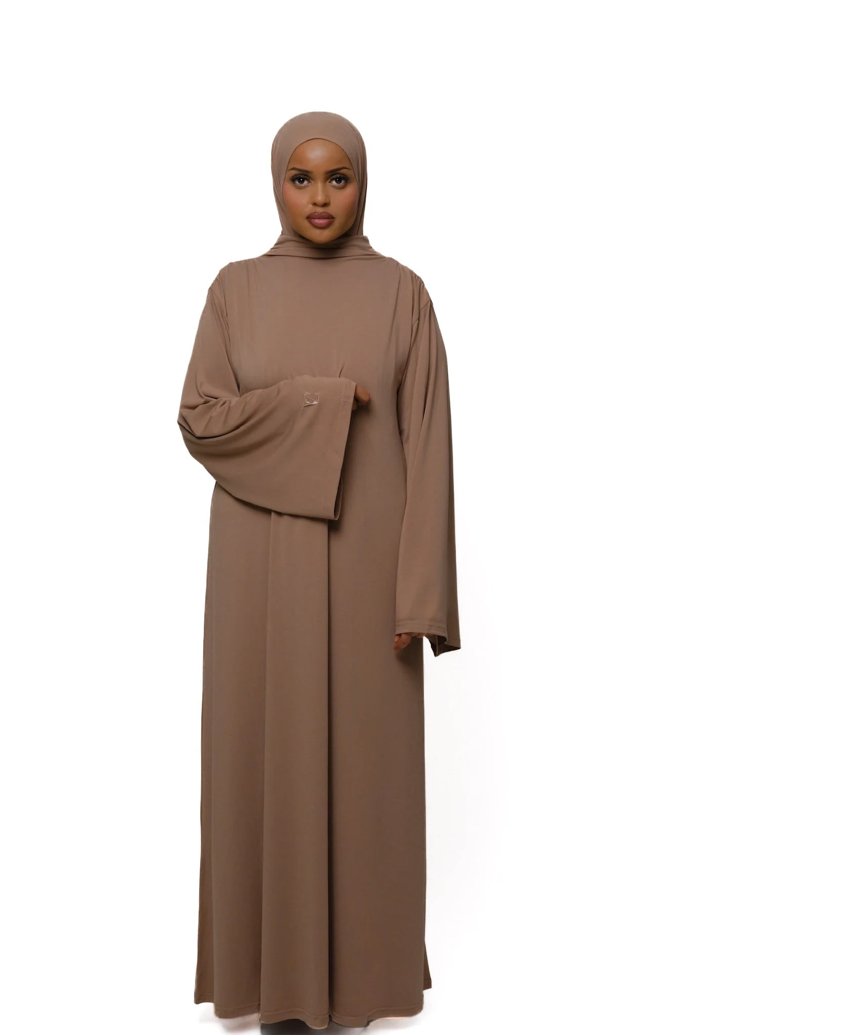 Model i en mocha abaya